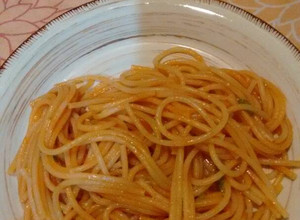 Una foto de Spaghetti con tomate y albahaca. ॐ