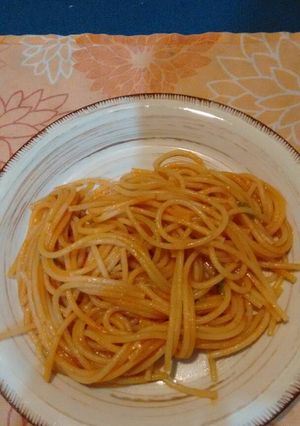 Una foto de Spaghetti con tomate y albahaca. ॐ