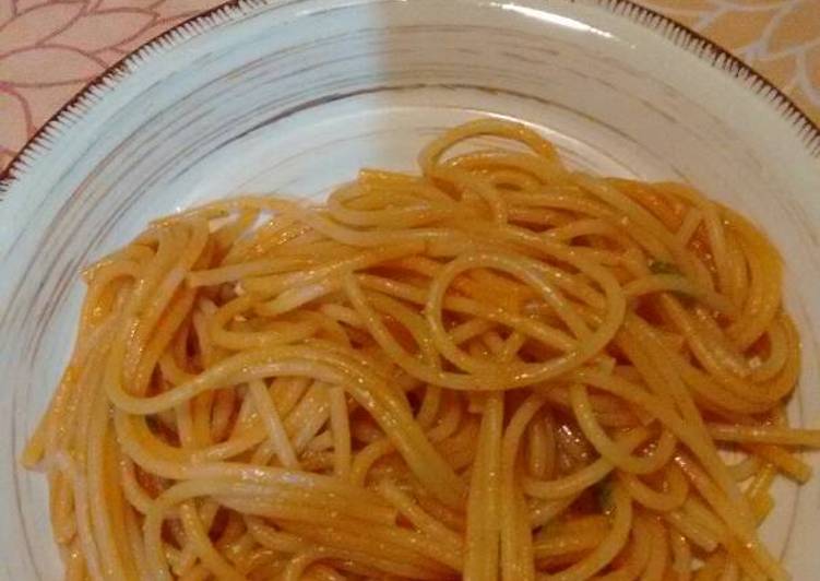 Spaghetti con tomate y albahaca. ॐ