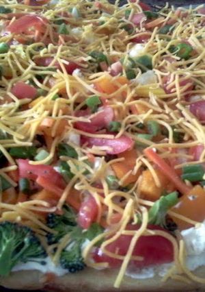 A picture of vegetable veggie pizza.