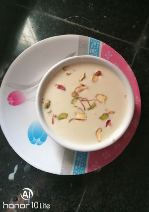 A picture of Nolen guder payesh kheer.
