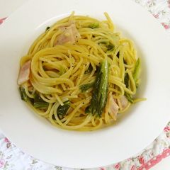 A picture of Spring Cabbage Spaghetti Aglio, Olio e Peperoncine Made in a Pan.