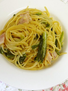 A picture of Spring Cabbage Spaghetti Aglio, Olio e Peperoncine Made in a Pan.