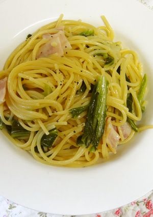 A picture of Spring Cabbage Spaghetti Aglio, Olio e Peperoncine Made in a Pan.