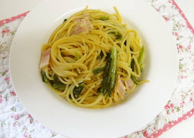 Spring Cabbage Spaghetti Aglio, Olio e Peperoncine Made in a Pan