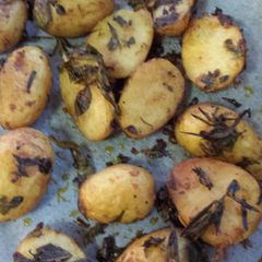 A picture of Herbed baked potatoes 🌱.