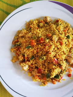 Una foto de Cous cous con pollo y verduras