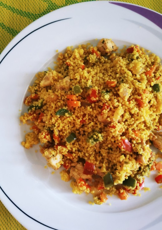 Una foto de Cous cous con pollo y verduras