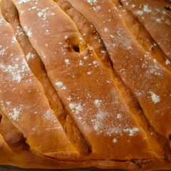 Una foto de Empanada de bacalao con pasas