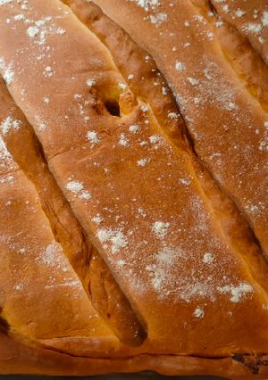 Una foto de Empanada de bacalao con pasas