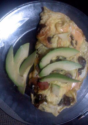 A picture of mushroom cheese jalapenos de vinagre and avacado omelet.