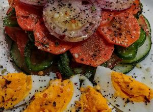Una foto de VEGETALES🍅🍋🥕🌶️🥒🌰🧀Cortados al mm. Con🥚 Huevos cocidos...!
