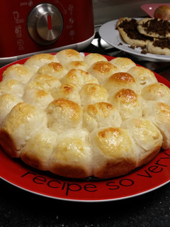 A picture of Bee hive cheese balls.