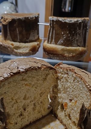 Una foto de Panettone con naranja confitada y pasas