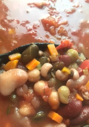 Una foto de Sopa de frijoles mixtos