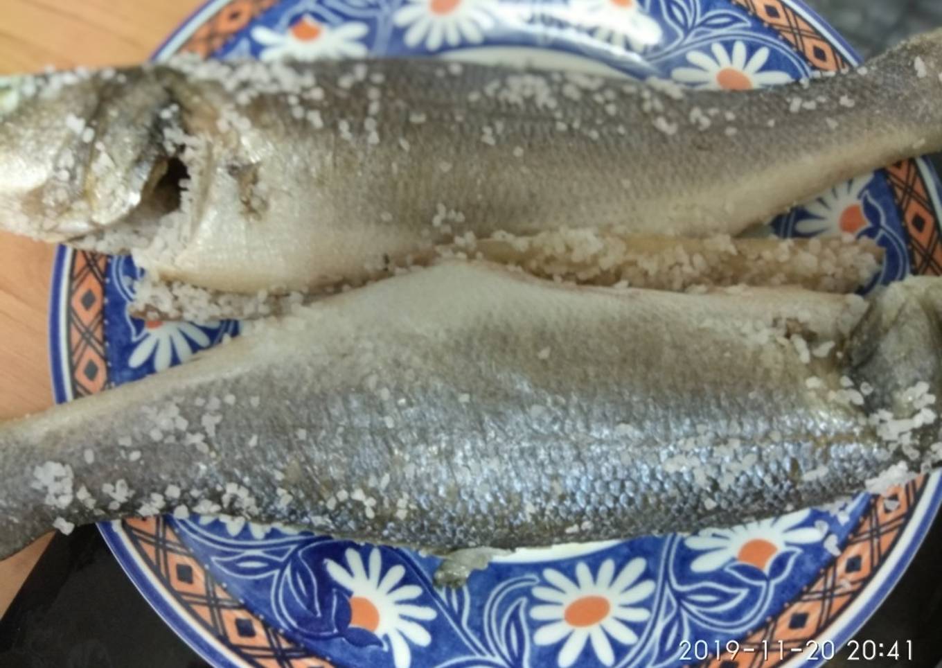 Lubina a la sal con patatas al vino blanco