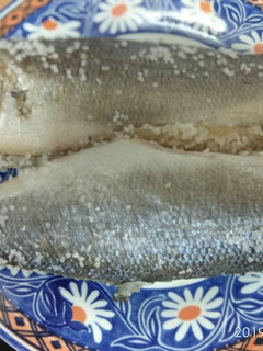 Una foto de Lubina a la sal con patatas al vino blanco