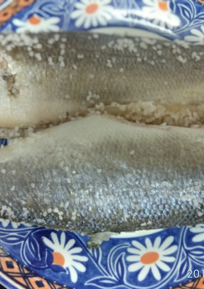 Una foto de Lubina a la sal con patatas al vino blanco