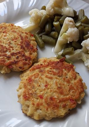 Una foto de Medallones de Porotos con ensalada de Chauchas y Coliflor