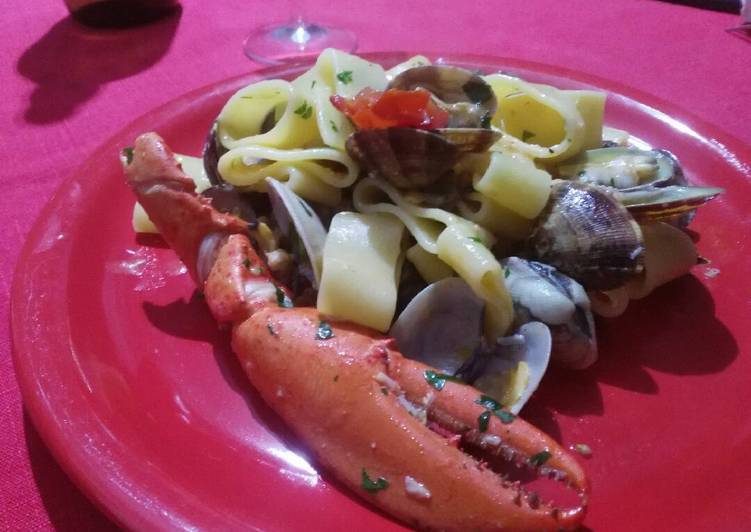 Calamarata vongole veraci, canocchie e astice