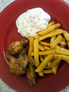 A picture of Chicken and chips fries with yogurt dipping.