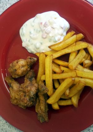A picture of Chicken and chips fries with yogurt dipping.
