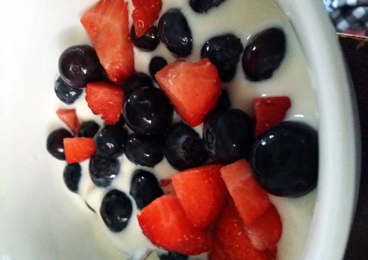 Blueberries and strawberries in yoghurt