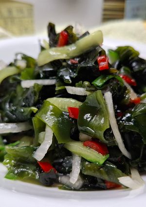 夏日開胃料理-洋蔥小黃瓜涼拌海帶芽 的食譜成品照片
