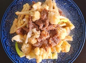 Hình của món Bông cải trắng xào thịt bò.