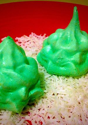 A picture of Christmas Tree Meringues.