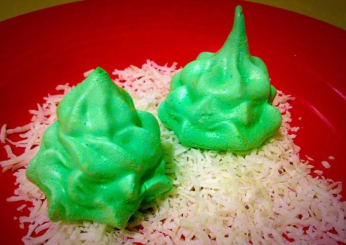 Christmas Tree Meringues