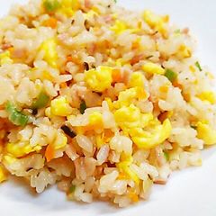 A picture of Crumbly Fried Rice in a Rice Cooker.