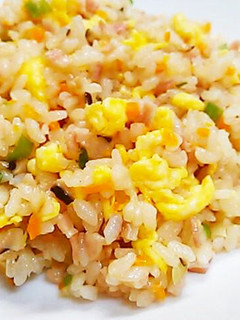 A picture of Crumbly Fried Rice in a Rice Cooker.