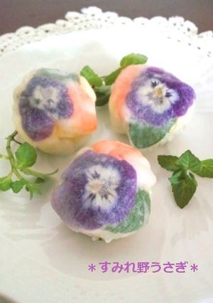 A picture of Western-Style Temari-Zushi For Hanami Cherry Blossom Viewing Parties or Bentos.
