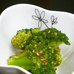 A picture of Sesame Dressed Broccoli.