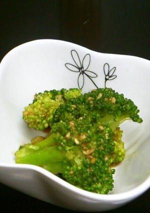 A picture of Sesame Dressed Broccoli.