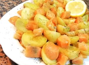 Foto principal de Sashimi de salmón fresco, con patatas cocidas y langostinos