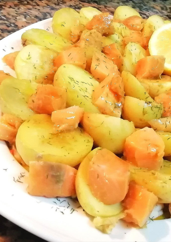 Una foto de Sashimi de salmón fresco, con patatas cocidas y langostinos