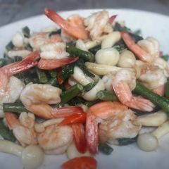 A picture of Stir Fried Shrimps with beans and hot basils / Pad Krapao Koong.