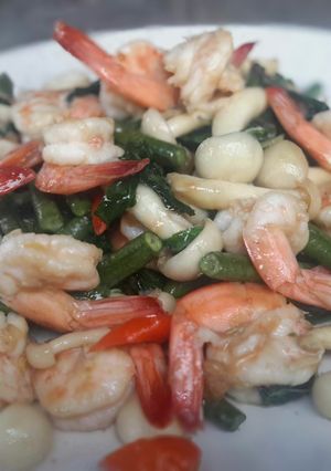 A picture of Stir Fried Shrimps with beans and hot basils / Pad Krapao Koong.