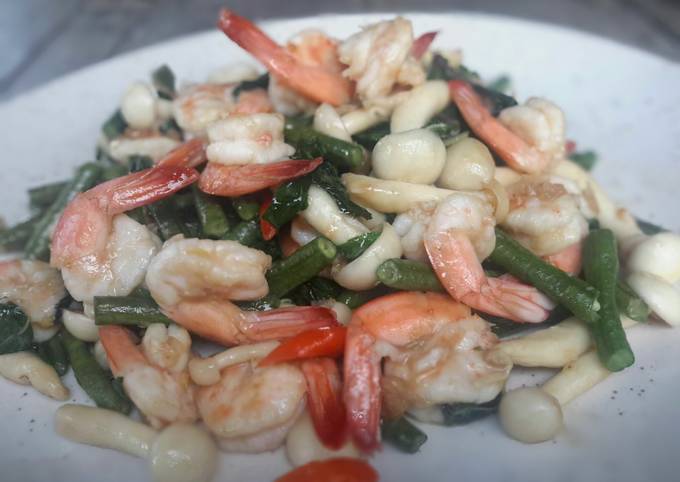 Stir Fried Shrimps with beans and hot basils / Pad Krapao Koong