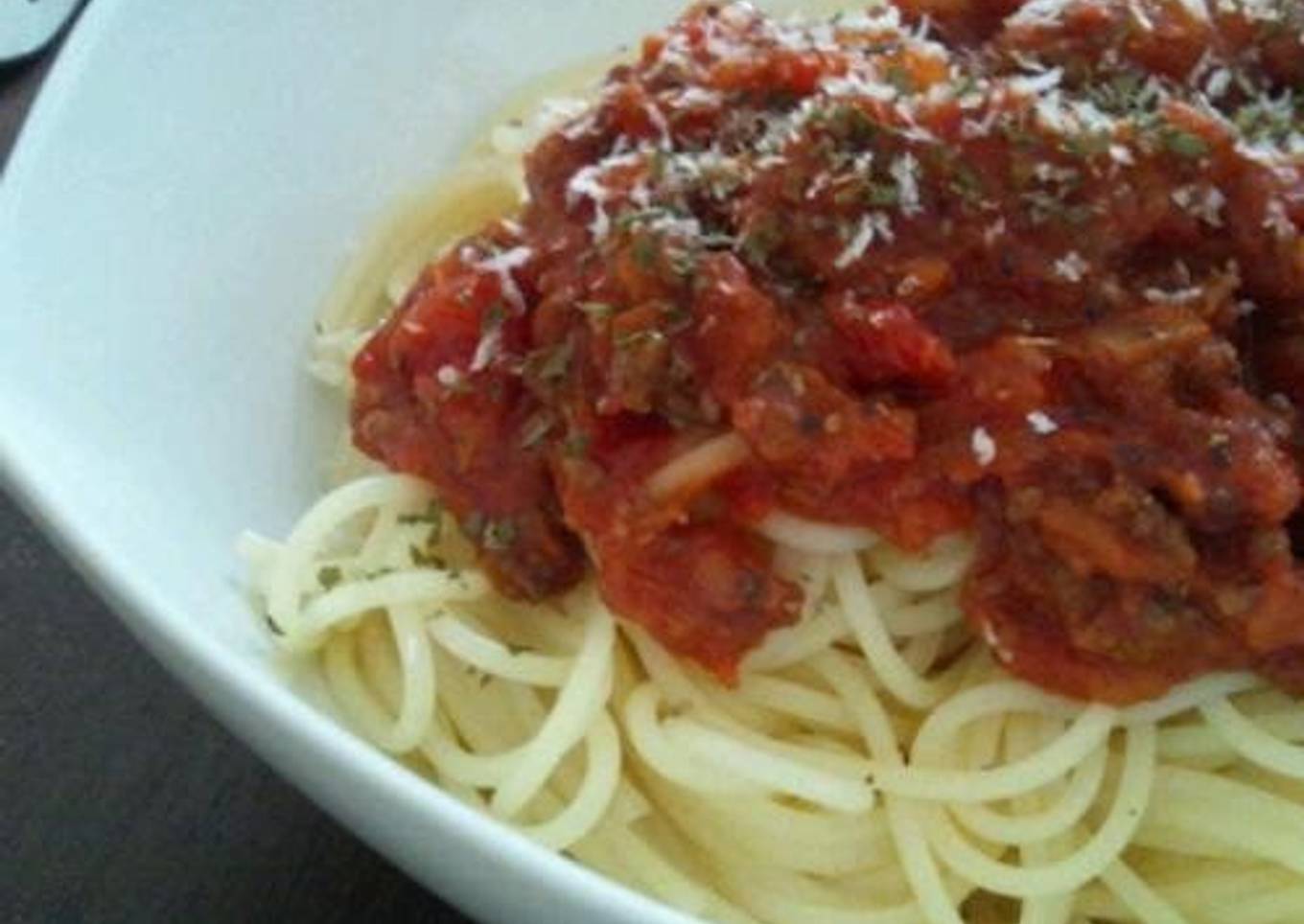Spaghetti in meat sauce with canned tomatoes