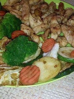 Csirkemellcsíkok grillezett vegyes zöldségkörettel recept fotója