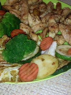 Csirkemellcsíkok grillezett vegyes zöldségkörettel recept fotója