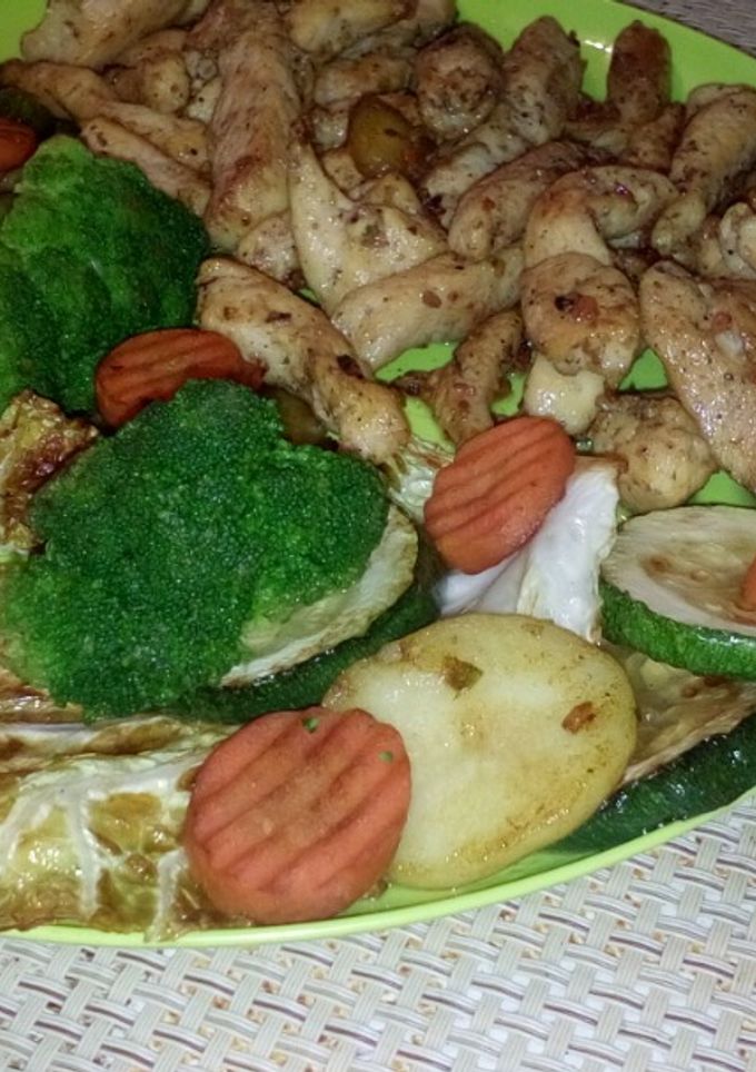 Csirkemellcsíkok grillezett vegyes zöldségkörettel recept fotója