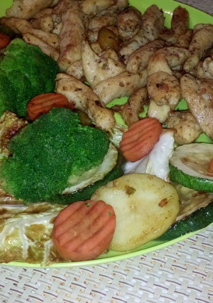 Csirkemellcsíkok grillezett vegyes zöldségkörettel recept fotója