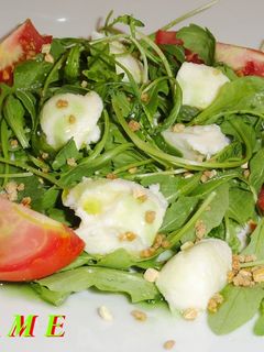 Una foto de Ensalada de rúcula y tomate con queso mozzarella