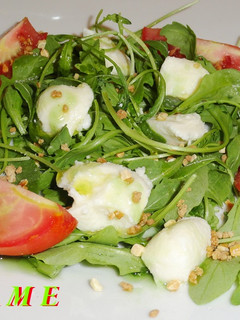 Foto principal de Ensalada de rúcula y tomate con queso mozzarella