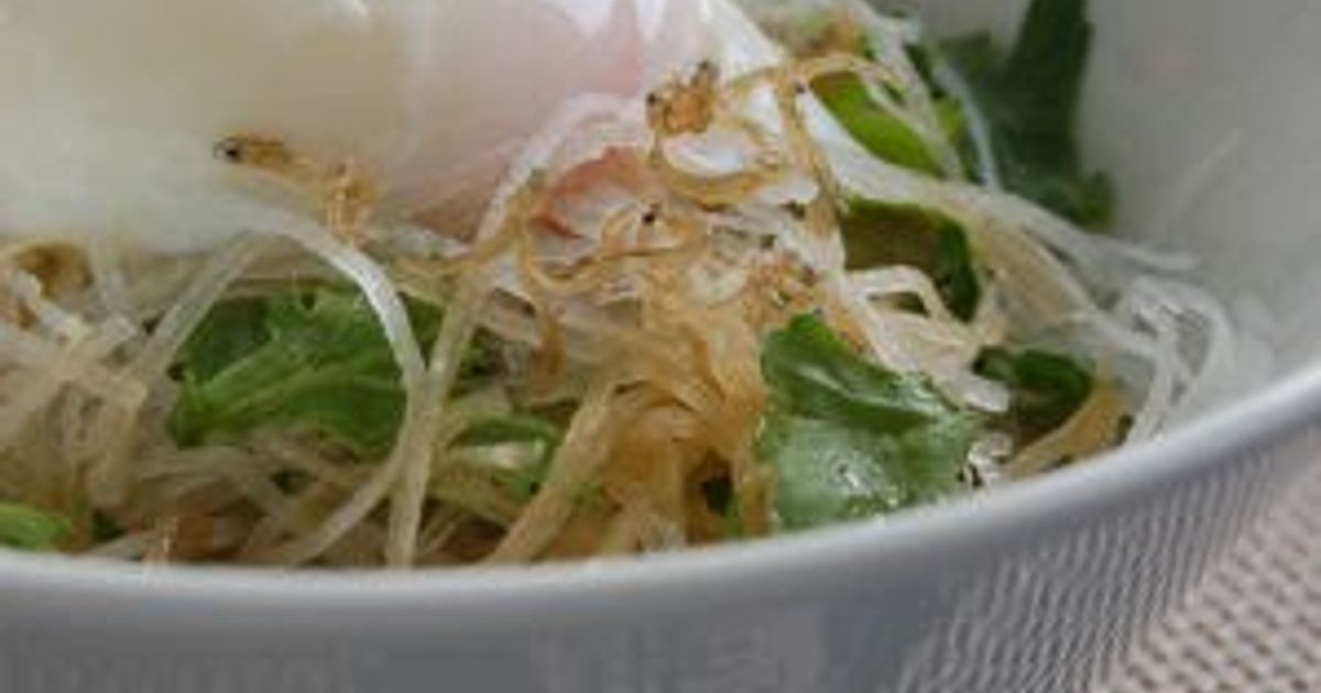 Japanese Style Daikon Radish And Chrysanthemum Greens Salad With Jako ...