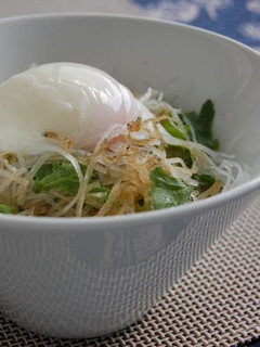 A picture of Japanese-style Daikon Radish and Chrysanthemum Greens Salad with Jako Fish.